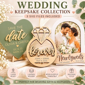 Pode incluir: Uma coleção de lembranças de casamento com três itens: um sinal em forma de coração verde sálvia com 'SAVE THE date OLIVIA & CARTER 09.14.25 NAPA, CA', um ornamento de madeira de anel com 'forever JOHN + EMMA MAY 9, 2026' e uma moldura com 'Newlyweds THE BAKERS 03.31.2026'.