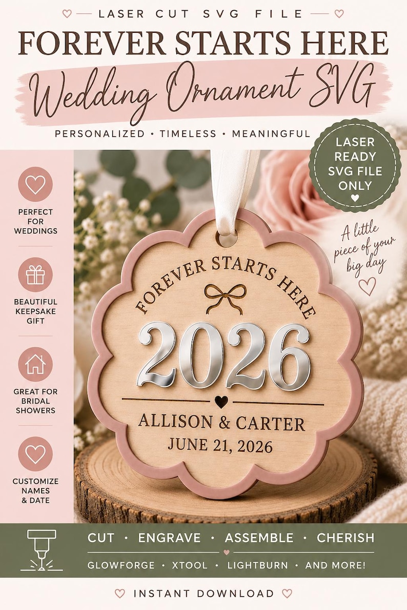 Op de afbeelding: Een geschulpt houten ornament met de gegraveerde tekst FOREVER STARTS HERE, het jaartal 2026 in verhoogde zilveren letters, en de namen ALLISON & CARTER met de datum JUNE 21, 2026. Een wit lint is aan de bovenkant bevestigd om op te hangen.
