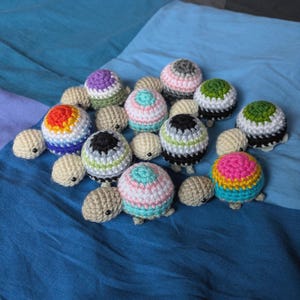 Kleine schildpadden met LGBT Pride-vlaggen, amigurumi