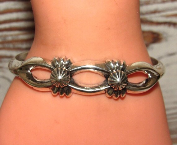 アクセサリー Vintage Navajo Sand Cast Bangle starring Vintage Navajo Silver Sand Cast Bracelet With Turquoise