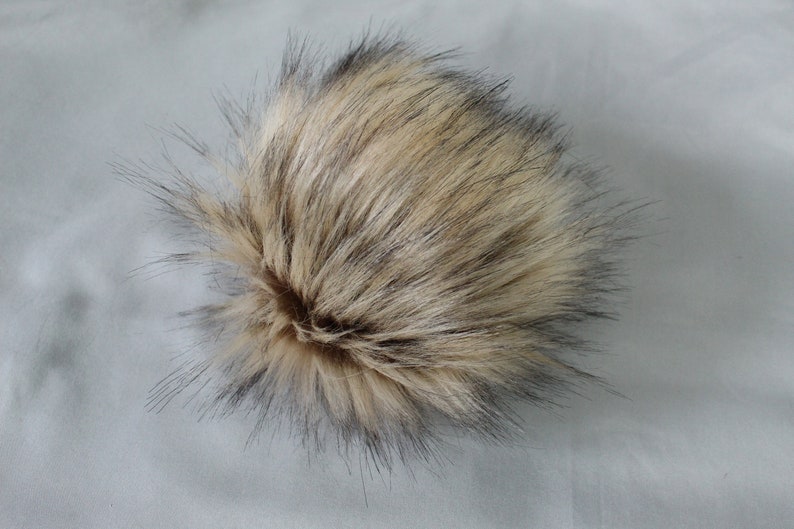 obligat Dodge Undervisning faux fur pompoms luxury faux fur DIY pompom with snap 4-6 in gray with  black tips faux fur pom pom Titanium DIY faux fur pompom square Sewing &  Needlecraft Plastic Canvas jan-takayama.com