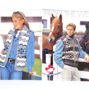 Puede incluir: Dos personas vistiendo chalecos de punto con un patrón geométrico. Los chalecos son de color azul y blanco, y marrón y blanco. Las personas están de pie frente a una valla blanca con caballos en el fondo. El texto "FROM THE WEST" está impreso en la imagen.
