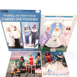 以下が含まれることがあります： ヴィンテージのファッションドールワードローブの型紙のコレクション。「Wedding and Honeymoon Fashion Doll Wardrobe」、「Fashion Doll Wedding」、「Cool Summer Fashions for Barbie」、「It's ice-skating season!」などのタイトルがあります。