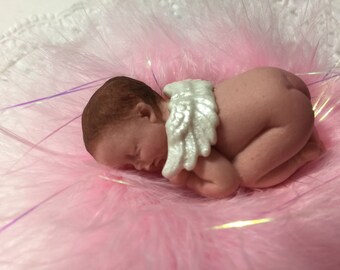 Cute little Angel sleeping on a pink Boa. Can put a diaper on if you want. Baptism, Baby Shower, Birthday, Cake Topper
