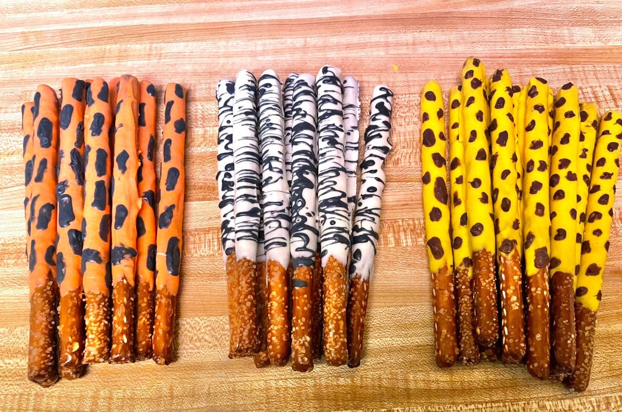 24 Safari Pretzel rods dipped in chocolate. Baby Shower, Birthdays, Baptism.
