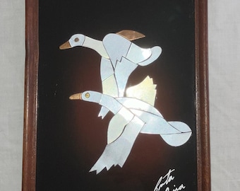 Mosaico de pato volador de metal plateado vintage, arte popular enmarcado y firmado