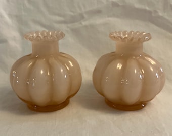 Juego de 2 minijarrones o portavelas de cristal rosa Fenton Rose vintage, detalle de volantes en forma de melón, década de 1950