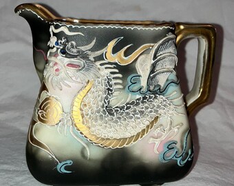 Jarra para crema Dragonware de Moriage vintage, detalles pintados a mano en dorado, negro y azul, fabricada en Japón en la década de 1950