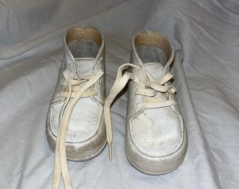 ヴィンテージ ベビーシューズ/ブーティ - レトロ 1970 年代 ホワイト レザー レース スニーカー - サイズ 5