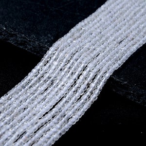 Puede incluir: Una hebra de cuentas de semillas de vidrio transparente, ideal para la elaboración de joyas o proyectos de artesanía.