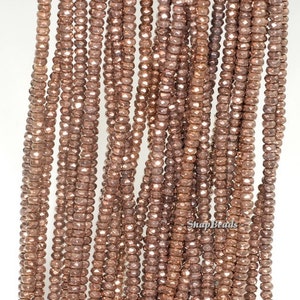 以下が含まれることがあります： 茶色のファセットカットガラスビーズのストランド。ビーズは小さく、メタリックな輝きがあります。
