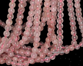 Könnte beinhalten: Eine Strähne aus rosa und klaren runden Perlen mit einem leichten Glitzern. Die Perlen sind durchscheinend und haben einen dezenten roten Farbton. Die Perlen sind auf einem dünnen Draht aufgefädelt und haben einen Durchmesser von etwa 4 mm.  -Snap Beads-