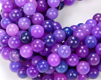 Könnte beinhalten: Eine Strähne aus violetten und blauen Edelsteinperlen. Die Perlen sind rund und glatt und haben eine leicht durchscheinende Optik.