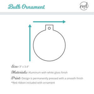 Peut inclure: Une d&eacute;coration de No&euml;l en aluminium blanc avec une finition lisse. La d&eacute;coration mesure 7,6 cm par 8,6 cm et poss&egrave;de un trou en haut pour l'accrocher. C'est une d&eacute;coration vierge qui peut &ecirc;tre personnalis&eacute;e avec un motif. *Ruban rouge inclus avec la d&eacute;coration.
