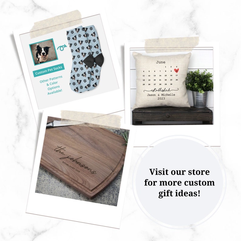 Puede incluir: Un collage de regalos personalizados, que incluye un par de calcetines azules con un patr&oacute;n de cara de perro, una almohada con un dise&ntilde;o de calendario y el texto "establecido en junio de 2023 Jason & Michelle", y una tabla de cortar de madera con el texto "the johansons established 2023".