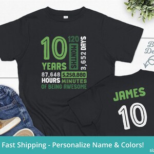 Pode incluir: Camiseta preta com texto verde que diz "10 Anos 87.648 Horas 5.258.880 Minutos de Ser Incr&iacute;vel 120 Meses 3.652 Dias". A parte de tr&aacute;s da camiseta tem texto verde que diz "James 10".