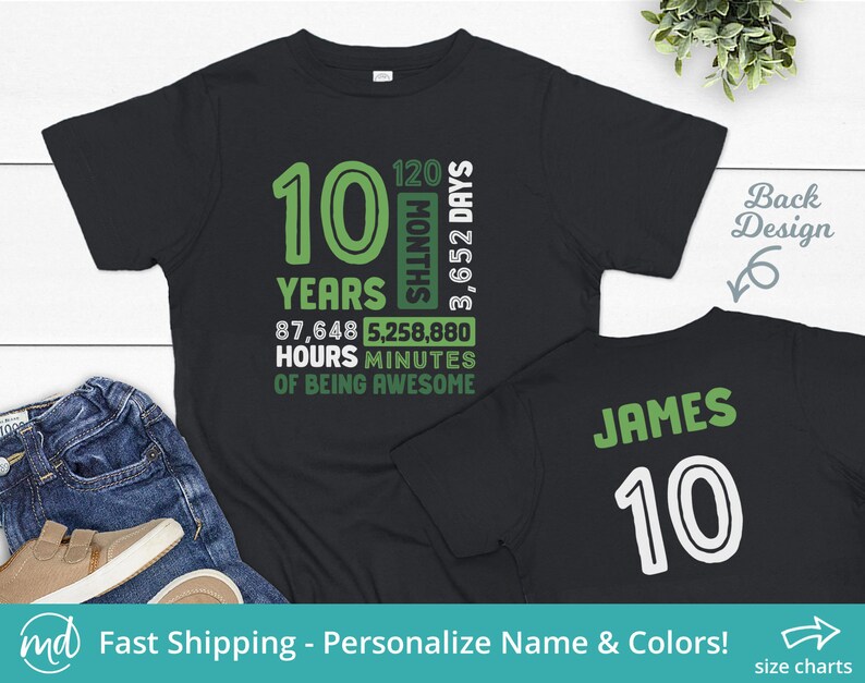 Pode incluir: Camiseta preta com texto verde que diz "10 Anos 87.648 Horas 5.258.880 Minutos de Ser Incr&iacute;vel 120 Meses 3.652 Dias". A parte de tr&aacute;s da camiseta tem texto verde que diz "James 10".