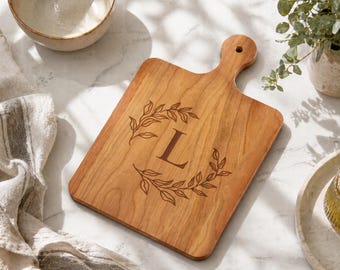 Tabla de cortar con monograma para regalo de boda, tabla de cortar personalizada con asa, tabla de charcutería grabada, regalo personalizado para despedida de soltera.
