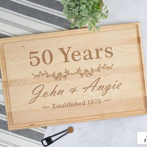 Cadeau 50e anniversaire pour couple, planche de charcuterie personnalisée, planche à découper anniversaire, cadeaux 50e anniversaire de mariage personnalisés