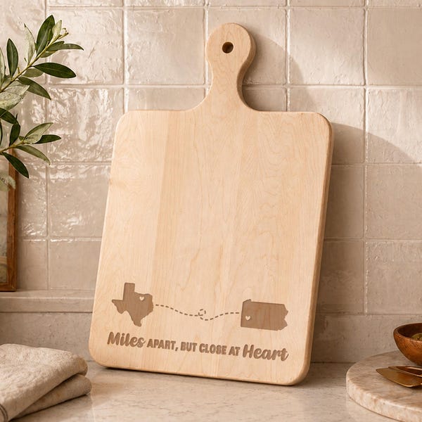 Tabla de cortar "A kilómetros de distancia pero unidos de corazón", regalos para personas a distancia, regalos de Navidad para mamá, tabla de embutidos personalizada.