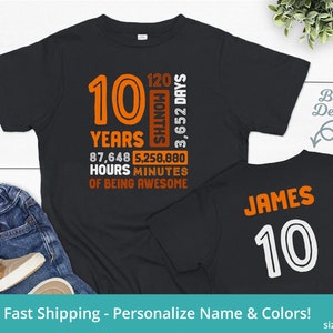 Pode incluir: Camiseta preta com texto laranja celebrando um d&eacute;cimo anivers&aacute;rio. A frente da camiseta diz "10 anos 87.648 horas 5.258.880 minutos de ser incr&iacute;vel". A parte de tr&aacute;s da camiseta tem o nome "JAMES" e o n&uacute;mero "10" em branco.