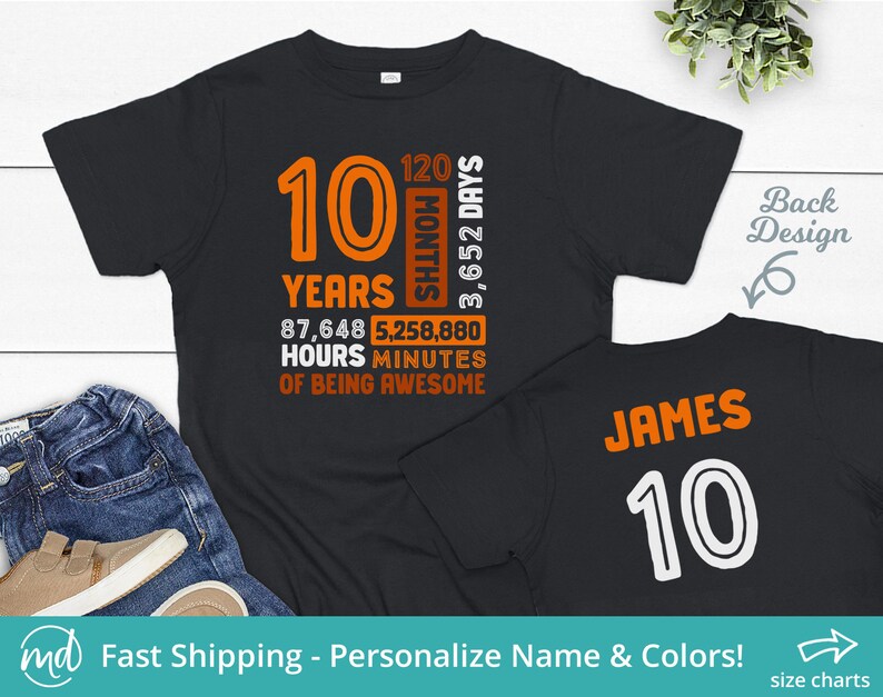 Pode incluir: Camiseta preta com texto laranja celebrando um d&eacute;cimo anivers&aacute;rio. A frente da camiseta diz "10 anos 87.648 horas 5.258.880 minutos de ser incr&iacute;vel". A parte de tr&aacute;s da camiseta tem o nome "JAMES" e o n&uacute;mero "10" em branco.