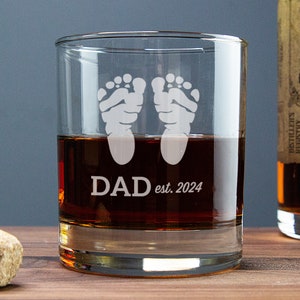 Dad Whiskey Glass Personalized Gift, New Dad Gift Custom Whiskey Glass Set, Dad Pregnancy Announcement to Husband, Etched Whiskey Glasses