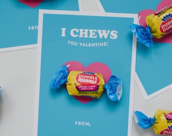 Może przedstawiać: Cztery niebieskie i różowe kartki walentynkowe z tekstem "I Chews You Valentine!" i opakowaniem gumy do żucia Dubble Bubble na każdej kartce.