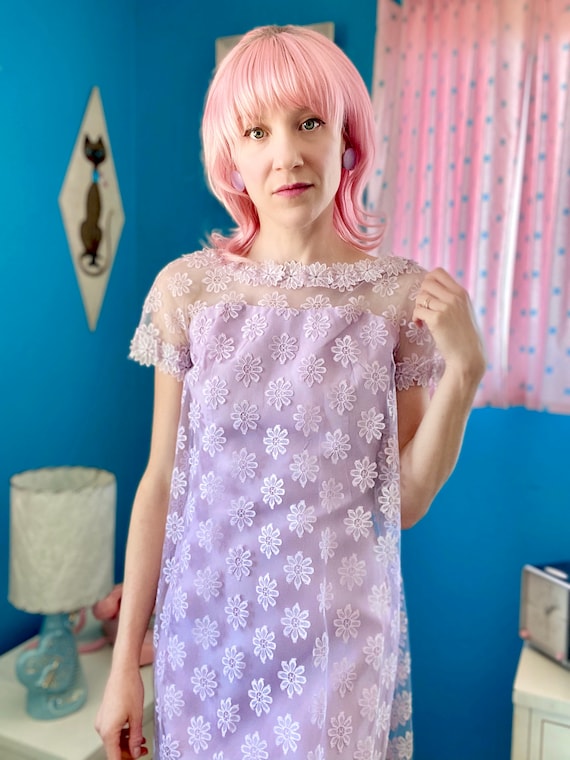 Vintage 1960s Lilac Daisy Print Lace Overlay Illus