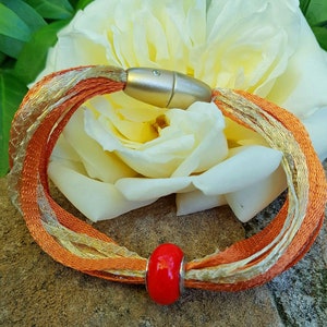 Armband mit feinen Bändern aus orange und gold italienischem Drahtgeflecht, oranger Muranoglasperle, Großloch.