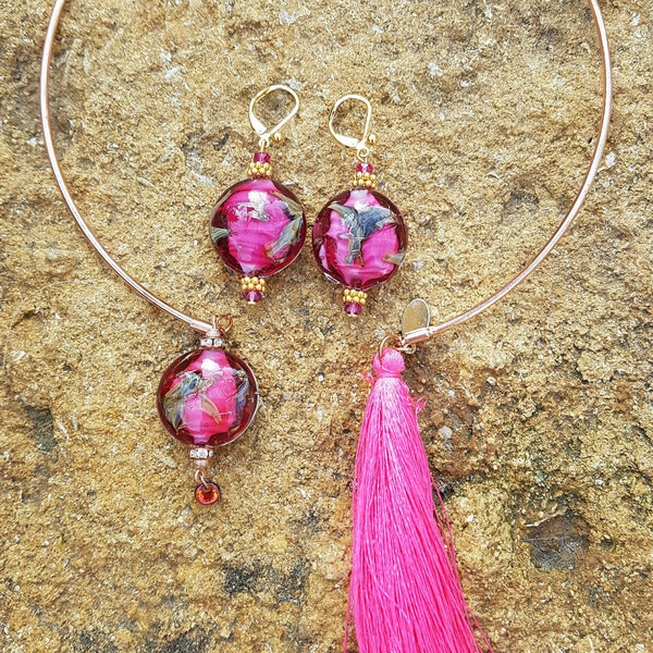 Parure tour de cou et boucles d'oreilles, perles de Murano rose rubis, longue pampille en soie rose fuchsia, boucles d'oreilles assorties.