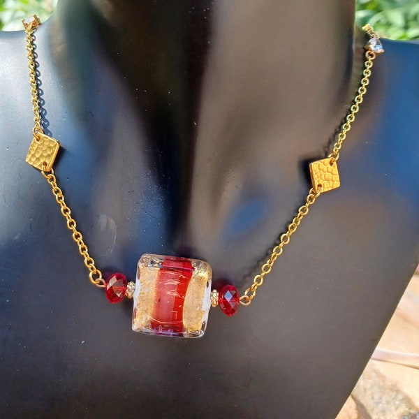Collier chaîne rolo plaqué or avec perle de verre vénitien, couleur framboise et or.