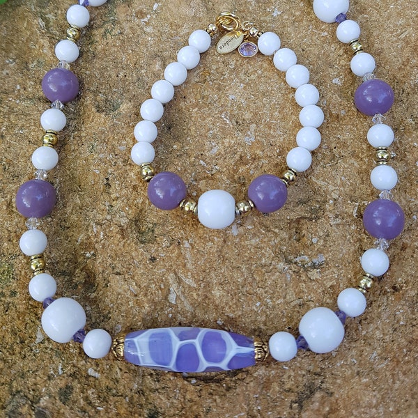 Parure, Collier de perles de verre violet et blanc, perle de verre mosaïque de Murano, perles tchèques, bracelet assorti.