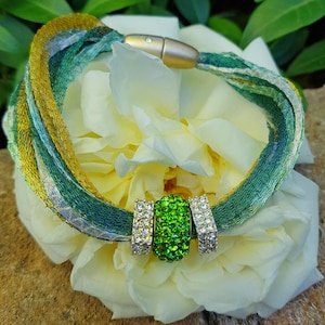 Armband - fijne linten van groen, zilver en goud Italiaans gaas - Groene Swarovski en vierkante kristallen klinkers.