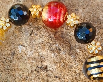 Neuf bracelet en perles de verre bleu et détails dorés