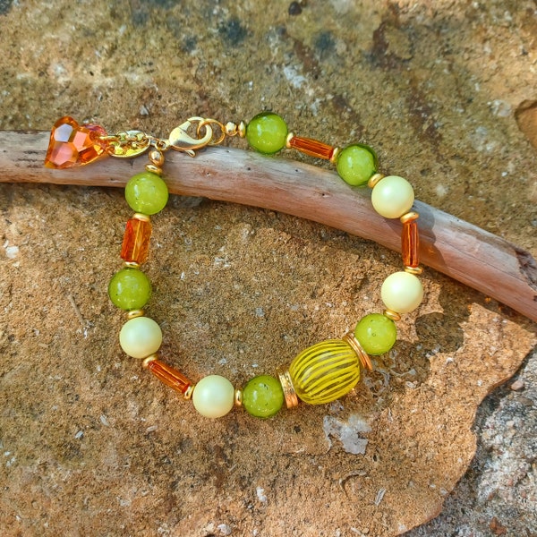 Bracelet perles de verre jaunes et vertes, perles de Venise, Swarovski jaunes et oranges, charm cœur Swarovski, fermoir mousqueton.