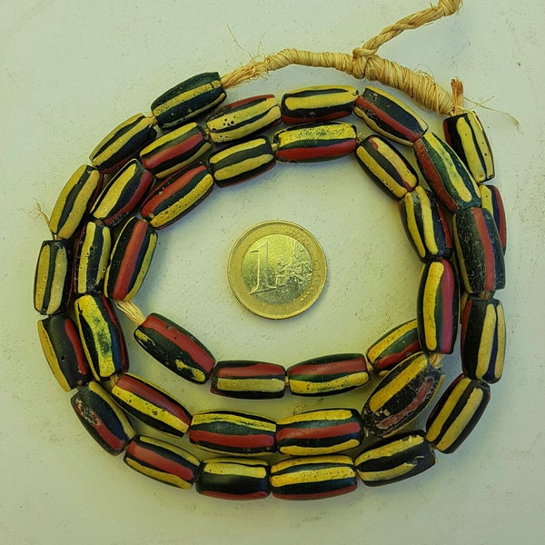 Anciennes perles vénitiennes issues du commerce africain, ovales, rayées jaune noir rouge, 15-18 * 9mm - 39 perles.