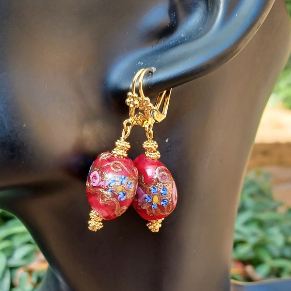 Boucles d'oreilles perles de verre rouge, gâteau de mariage perle de verre vénitien, rouge, feuille d'or, fleurs roses et Aventurine.