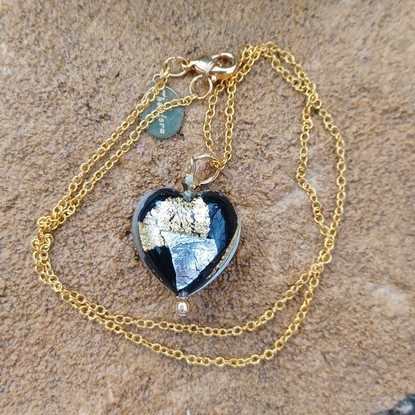 Pendentif perle de verre coeur, perle de verre vénitien noir, avec des feuilles d'or et d'argent, sur une chaine plaqué or.