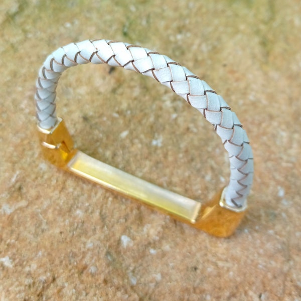 Bracelet en cuir blanc, cuir rond tressé, fermoir demi manchette aimanté plat - métal doré - Pour homme ou femme.