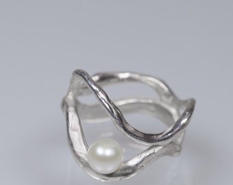 Wave ring in silver with freshwater pearl, Pearl ring for women, ocean inspired ring with pearl, ocean lover ring, June birthstone ring