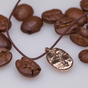 Coffee bean necklace in bronze, love gift for coffee lover, coffee lover gift, golden pendant, coffee bean Jewellery, coffee gift