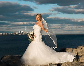 Brautkleid mit Spitze und Kristallen in Meerjungfrau-silhouette