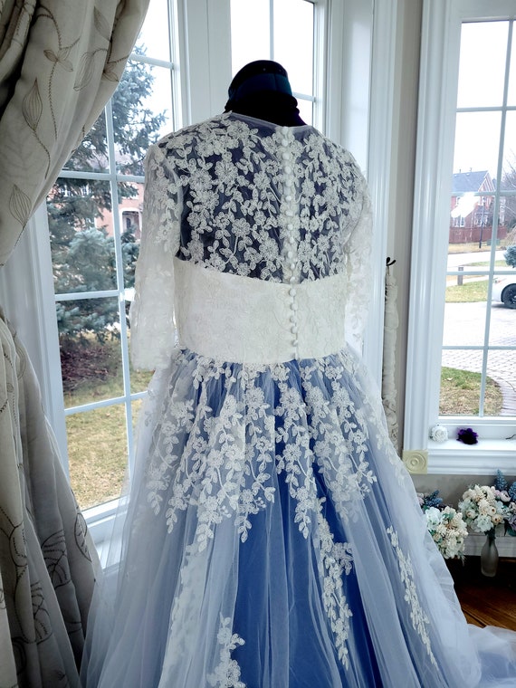 Vestido de novia con escote de encaje azul etéreo, botones