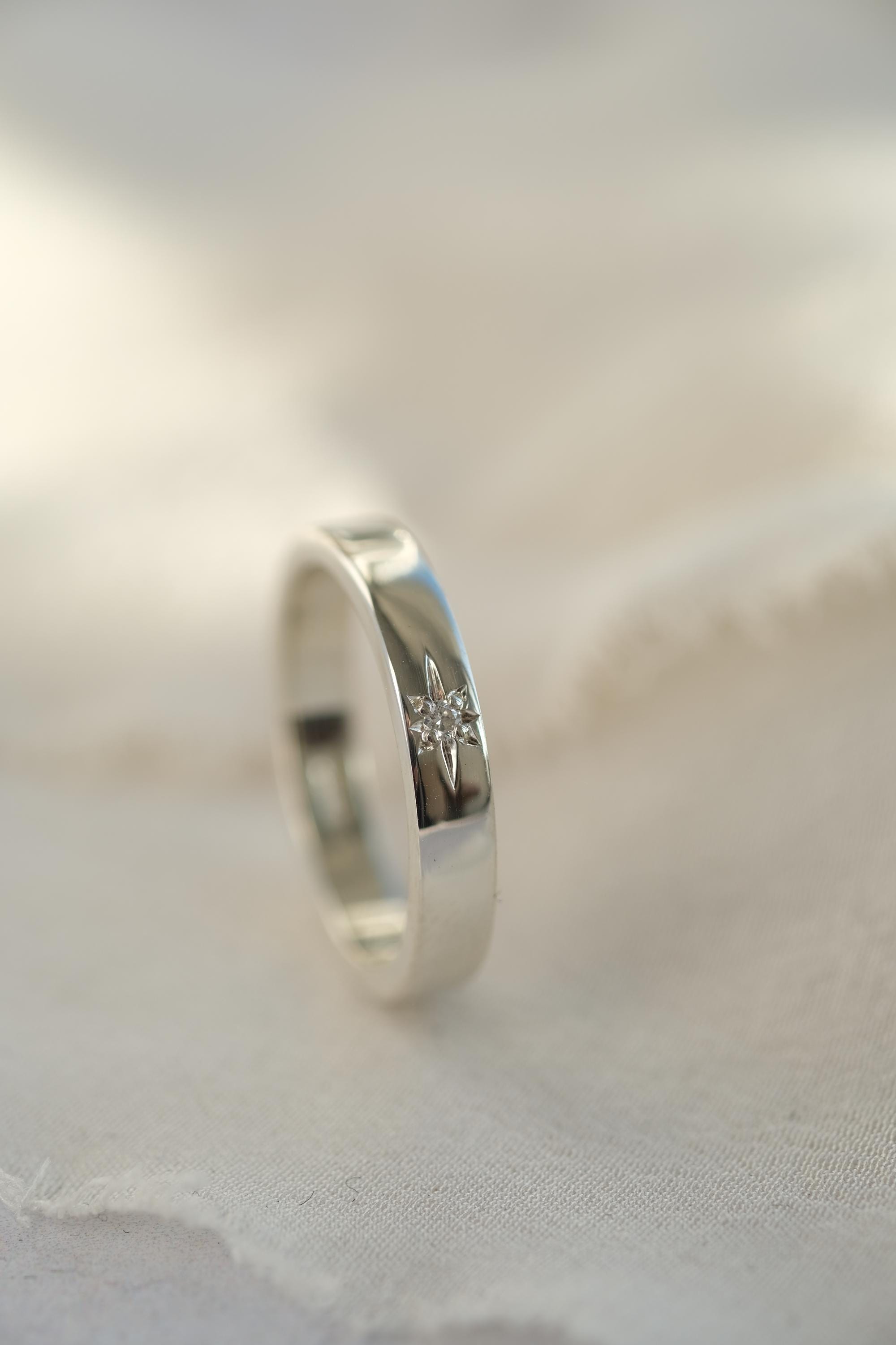 9金または18金ホワイトゴールドのダイヤモンド結婚指輪：手彫りの星型