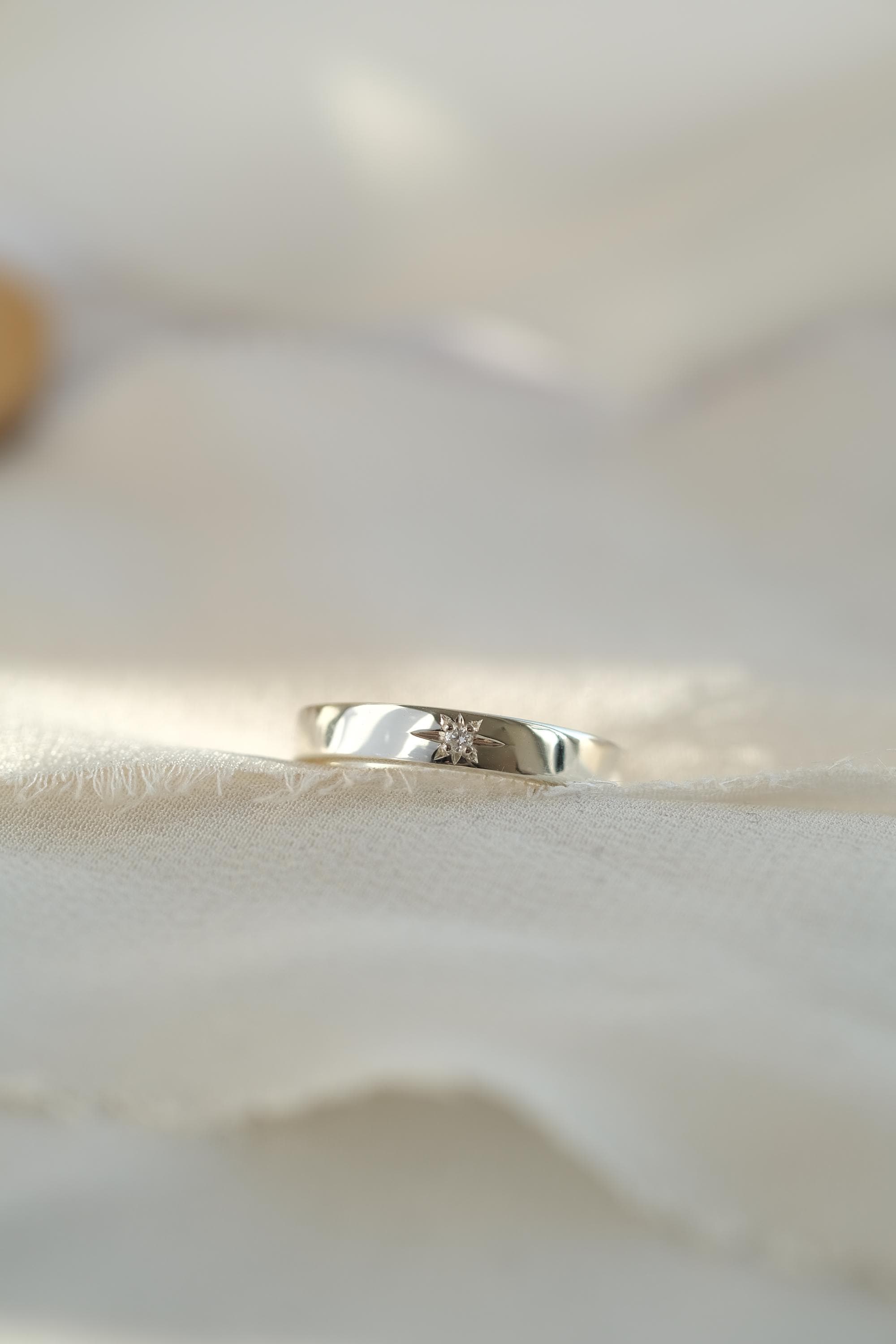 9金または18金ホワイトゴールドのダイヤモンド結婚指輪：手彫りの星型