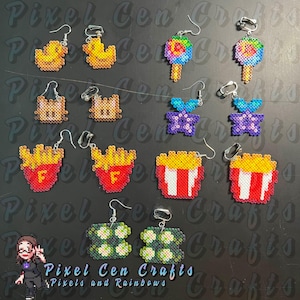 Peut inclure: Un ensemble de boucles d'oreilles en perles de pixels colorées présentant divers motifs, notamment un canard, un chat, une sucette, un papillon, des frites, du pop-corn et une fleur. Les boucles d'oreilles sont présentées sur une surface noire avec le texte "Pixel Cen Crafts" et "Pixels and Rainbows".