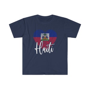 Op de afbeelding: Een marineblauw T-shirt met een wit hartvormig vingerafdrukdesign met de Ha&iuml;tiaanse vlag. De tekst "Ha&iuml;ti" is in wit cursief onder het hart geschreven.