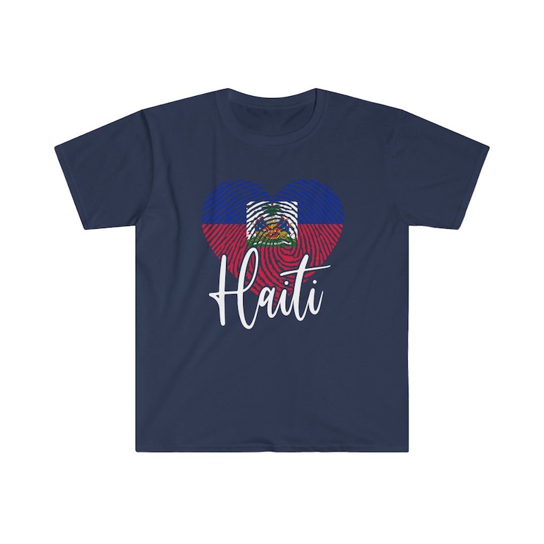 Op de afbeelding: Een marineblauw T-shirt met een wit hartvormig vingerafdrukdesign met de Ha&iuml;tiaanse vlag. De tekst "Ha&iuml;ti" is in wit cursief onder het hart geschreven.