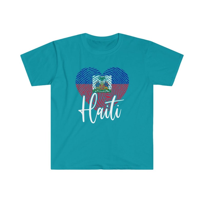 Op de afbeelding: Een turquoise blauw t-shirt met een wit hartvormig ontwerp met de vlag van Ha&iuml;ti. De tekst "Ha&iuml;ti" staat in wit onder het hart.
